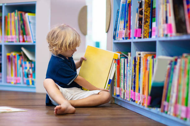 학교 도서관의 어린이. 아이들이 책을 읽고. - picture book library preschool bookshelf 뉴스 사진 이미지