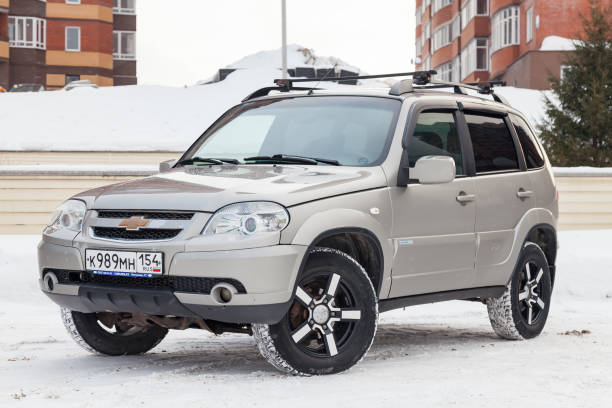 冬の雪の中でロシア系アメリカ人の車、シボレーニバの正面図 - off road vehicle 4x4 snow driving ストックフォトと画像