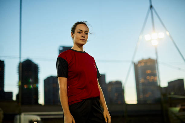 joueur féminin caucasien de football regardant l’appareil-photo avec l’attitude fraîche. - foot walk photos et images de collection