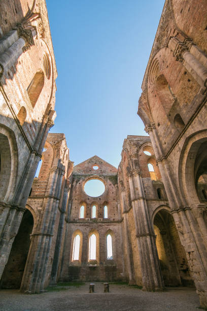 vue intérieure de l’abbaye sans toit emblématique de san galgano, un monastère cistercien dans la ville de chiusdino, province de sienne, italie - italy old ruin abbey basilica photos et images de collection