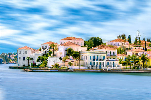 edificios de la isla de spetses en el golfo sarónico cerca de atenas. destino de viaje ideal para unas vacaciones tranquilas. grecia - scenics multi colored greece blue fotografías e imágenes de stock