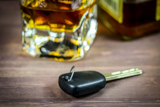 위스키 열쇠와 유리 - drunk driving alcohol key law 뉴스 사진 이미지