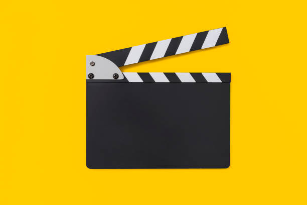 tablero de aplausos de película sobre fondo amarillo - claqueta de cine fotos fotografías e imágenes de stock