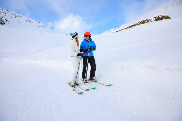 sci alpino amatoriale degli sport invernali. amici donna e uomo sciatore di neve sciatore presso la stazione sciistica. paesaggio innevato di alta montagna.  alpi montagna europa, italia. - skiing point of view foto e immagini stock