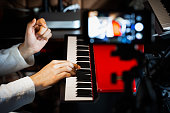 musik-vlogger-streaming-eines-live-videos-beim-spielen-von-klavier-im-heimstudio.jpg?b=1&s=170x170&k=20&c=Bv7z9xq7gG8v0R0meCGPLNQjc2PToxKuJ8ghYc5_TbA=
