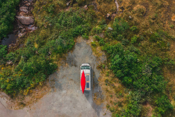 ノルウェーの道路上の屋根にカヌーとキャンピングカーバンの風光明媚な空中写真 - lofoten scandinavian norway nature ストックフォトと画像