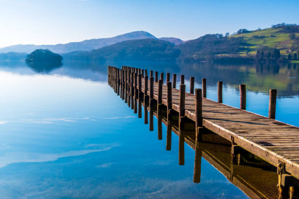 fase di atterraggio sull'acqua di coniston, english lake district, cumbria, regno unito - horizon over water horizontal surface level viewpoint foto e immagini stock