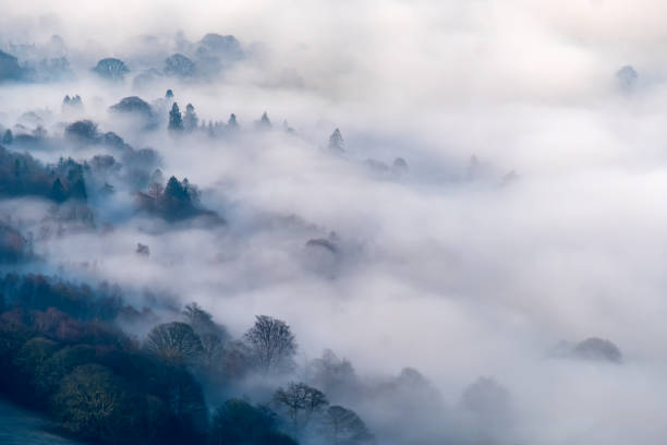 misty dawn no parque nacional do distrito do lago inglês - cloudscape cloud sky frost - fotografias e filmes do acervo