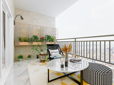 La luz del sol es muy cómoda y cómoda en las plantas verdes y mesas en el balcón photo