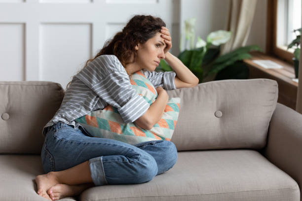 perdu dans les pensées malheureuse femme stressée regrettant de mauvaise décision. - sans espoir photos et images de collection