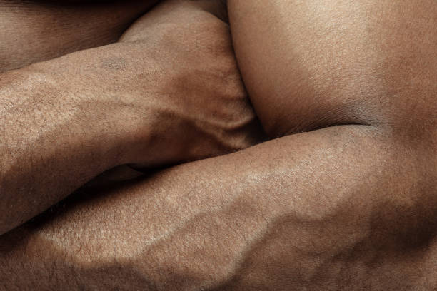 人間の肌の質感。アフリカ系アメリカ人の男性の体のクローズアップ - dry skin close up horizontal macro ストックフォトと画像