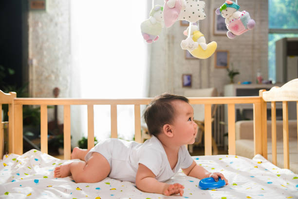 beau bébé - être étendu sur le ventre photos et images de collection