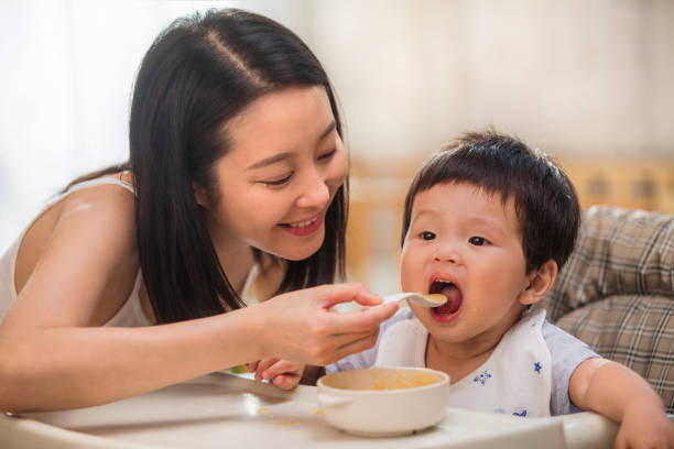 Mother to feed the baby - fotografia de stock