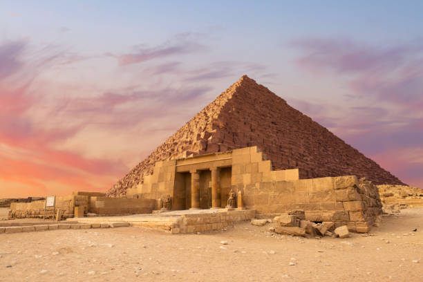 카이로의 모래 사막에서 유명한 위대한 기자 피라미드. - egypt pyramid ancient egyptian culture cloud 뉴스 사진 이미지