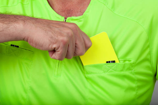 árbitro puxando um cartão amarelo - adjudicator - fotografias e filmes do acervo