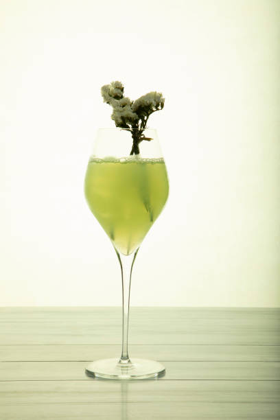 manzana verde con cóctel de ginebra - apple martini fotograf�ías e imágenes de stock