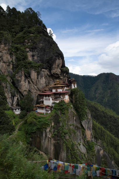 monastère de nid de tigre, monastère de taktsang dzong, paro, bhoutan - monastère de taktsang photos et images de collection