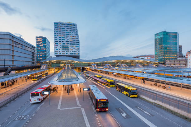 kuvapankkikuvat ja rojaltivapaat kuvat aiheesta päärautatieasema utrechtissa alankomaissa iltahämärässä - shopping street in utrecht netherlands