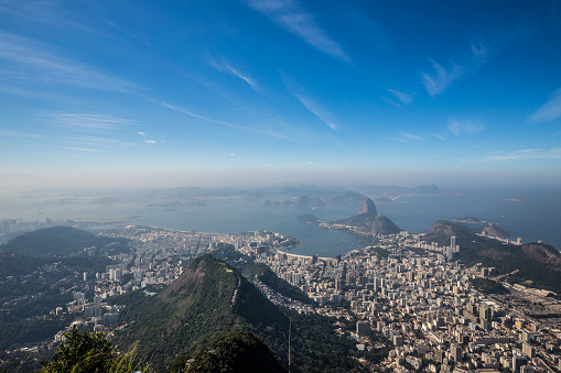 Vista aérea desde Mirante Dona Marta del paisaje de Río de Janeiro abajo con Sugarloaf Mountain & Guanabara Bay en Brasil photo