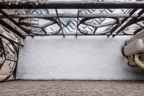 zewnętrzna scena śniegu balkonu - street snow urban scene residential district zdjęcia i obrazy z banku zdjęć