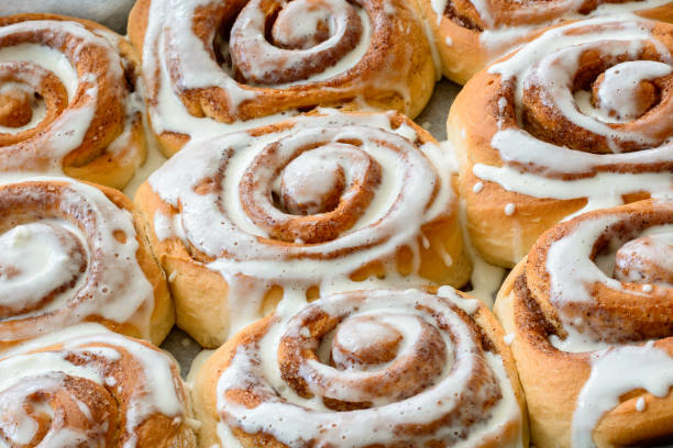 świeże domowe bułki cynamonowe lub bułeczki cynamonowe - food close up sweet bun dessert zdjęcia i obrazy z banku zdjęć