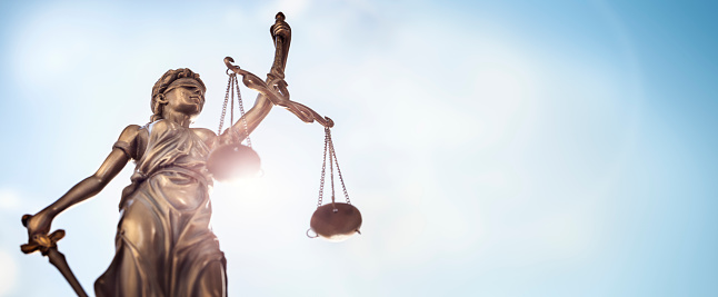 Estatua del concepto de derecho legal de Lady Justice con escalas de fondo de cielo de la justicia photo