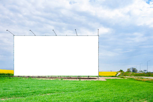 banner/outdoor branco em branco no prado perto da estrada - nature street rural scene outdoors - fotografias e filmes do acervo