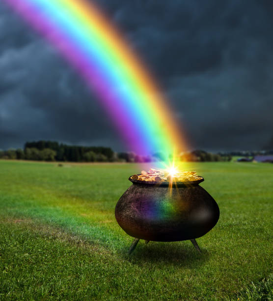 magico vaso d'oro alla fine di un arcobaleno - treasure luck treasure chest wealth foto e immagini stock