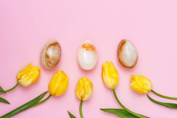 oeufs de pâques décoratifs et tulipe jaune de fleurs fraîches de printemps sur le fond rose avec l’espace de copie. bonne carte de pâques. flat lay, vue du haut. - 5895 photos et images de collection