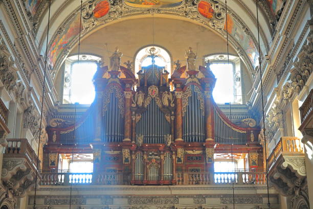 o grande órgão da catedral de salzburgo (salzburger dom), salzburgo, áustria - indoors cathedral salzburg cathedral salzburg - fotografias e filmes do acervo