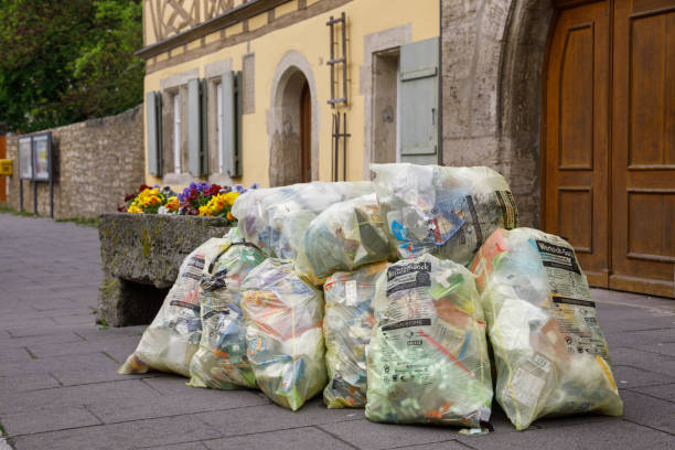 coleta de lixo em rothenburg ob der tauber cidade velha baviera alemanha - utilization - fotografias e filmes do acervo