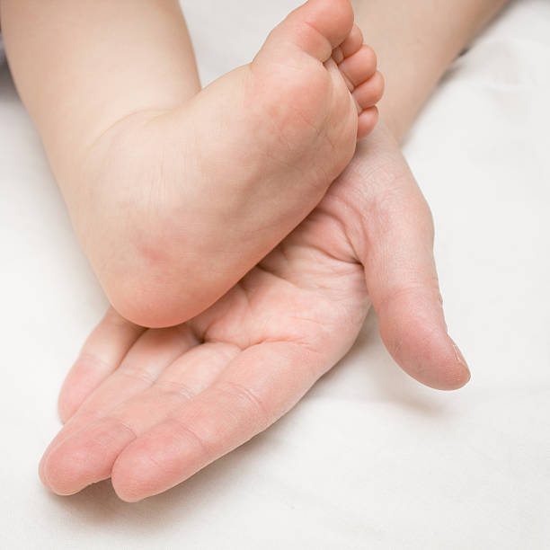 istock Foot baby in hand mom 120779125