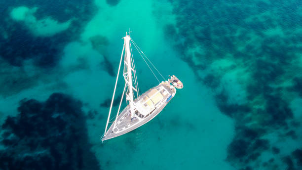 barco de vela en el agua turquesa de mallorca - sea high angle view water tranquil scene fotografías e imágenes de stock