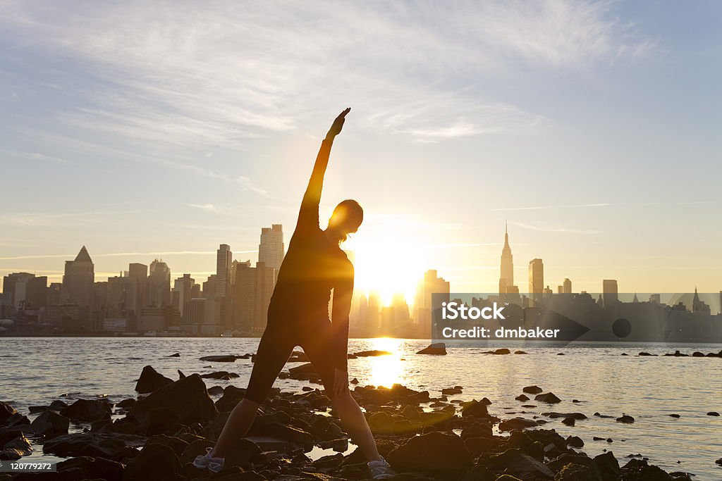 여자 Runner 요가 신축 맨해튼 스카이라인 썬라이즈 뉴욕시행 - 로열티 프리 뉴욕 시 스톡 사진