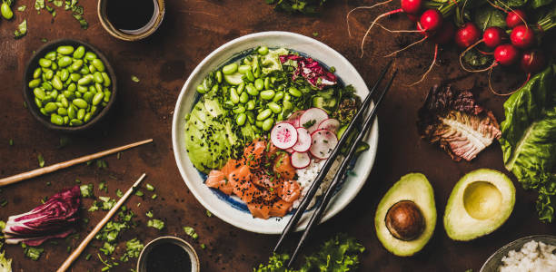 tigela de poke de salmão com legumes, verduras, arroz de sushi, composição ampla - gourmet salad dinner prepared fish - fotografias e filmes do acervo