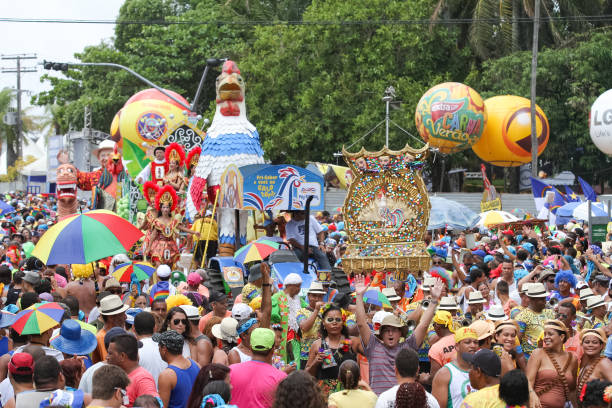 desfile del bloque de carnaval más grande del mundo "galo da madrugada". - parade music music festival town fotografías e imágenes de stock