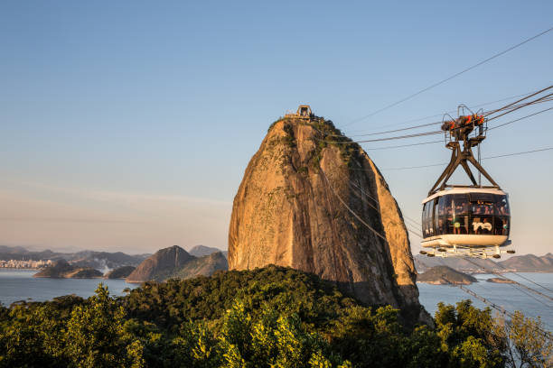 브라질 리우데자네이루에서 일몰 동안 슈거로프 산의 케이블카 - sugarloaf mountain 뉴스 사진 이미지