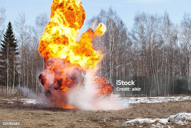 Palla Di Fuoco - Fotografie stock e altre immagini di Accendere (col fuoco) - Accendere (col fuoco), Ambientazione esterna, Bomba