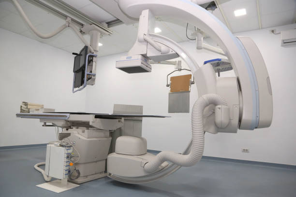 angio-labor in einem krankenhaus mit diagnostischen bildgebungsgeräten zur visualisierung der arterien und der kammern des herzens - angio stock-fotos und bilder