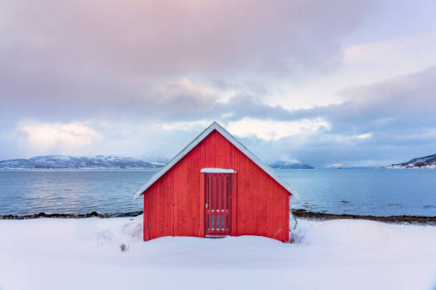 winter auf dem sommar-archipel, nordnorwegen - fishing village stock-fotos und bilder