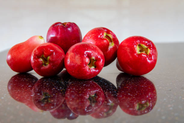 half dozen fresh ripe red skin jamaican otaheite apples. popular tangy flavor fruit in jamaica & caribbean culture. - mount pore imagens e fotografias de stock