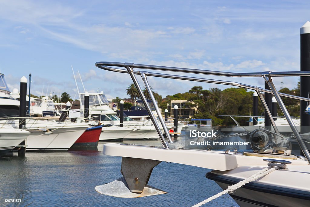 Якорь на моторная лодка в marina - Стоковые фото Без людей роялти-фри