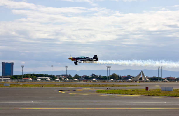 イスタンブール・アタテュルク国際空港 - airplane stunt yellow flying ストックフォトと画像