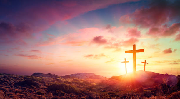 распятие иисуса христа - три креста на холме на закате - cross sunset sky spirituality стоковые фото и изображения