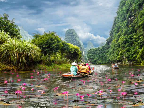 Trang An Landscape Complex Ninh Bình, Vietnam - November 02, 2019: Trang An Landscape Complex, located within Ninh Binh Province of North Vietnam vietnam stock pictures, royalty-free photos & images