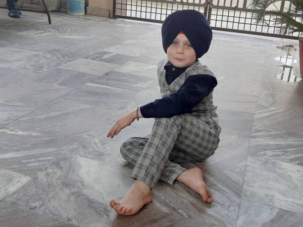 bonitinho sikh boy na índia posa, vestindo um terno com turbante. - mobilestock freedom enjoyment blue - fotografias e filmes do acervo