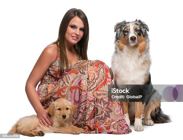 Donna Seduta Con Golden Retriever E Pastore Australiano Sfondo Bianco - Fotografie stock e altre immagini di Adulto