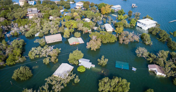 極端な天候フラッシュ洪水によって浸水した近所全体のドローンビュー - aerial view suburb housing development texas ストックフォトと画像