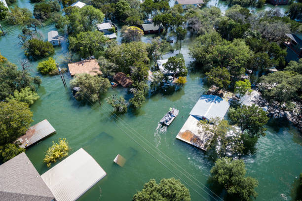 wasserrettungsmannschaft vor ort auf der suche nach überlebenden nach gefährlichen überschwemmungen - krise fotos stock-fotos und bilder