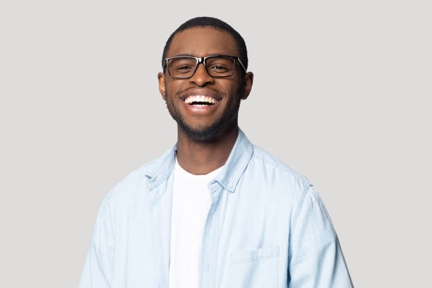 radosny szczęśliwy african american młody człowiek w okularach portret. - men portrait human face smiling zdjęcia i obrazy z banku zdjęć